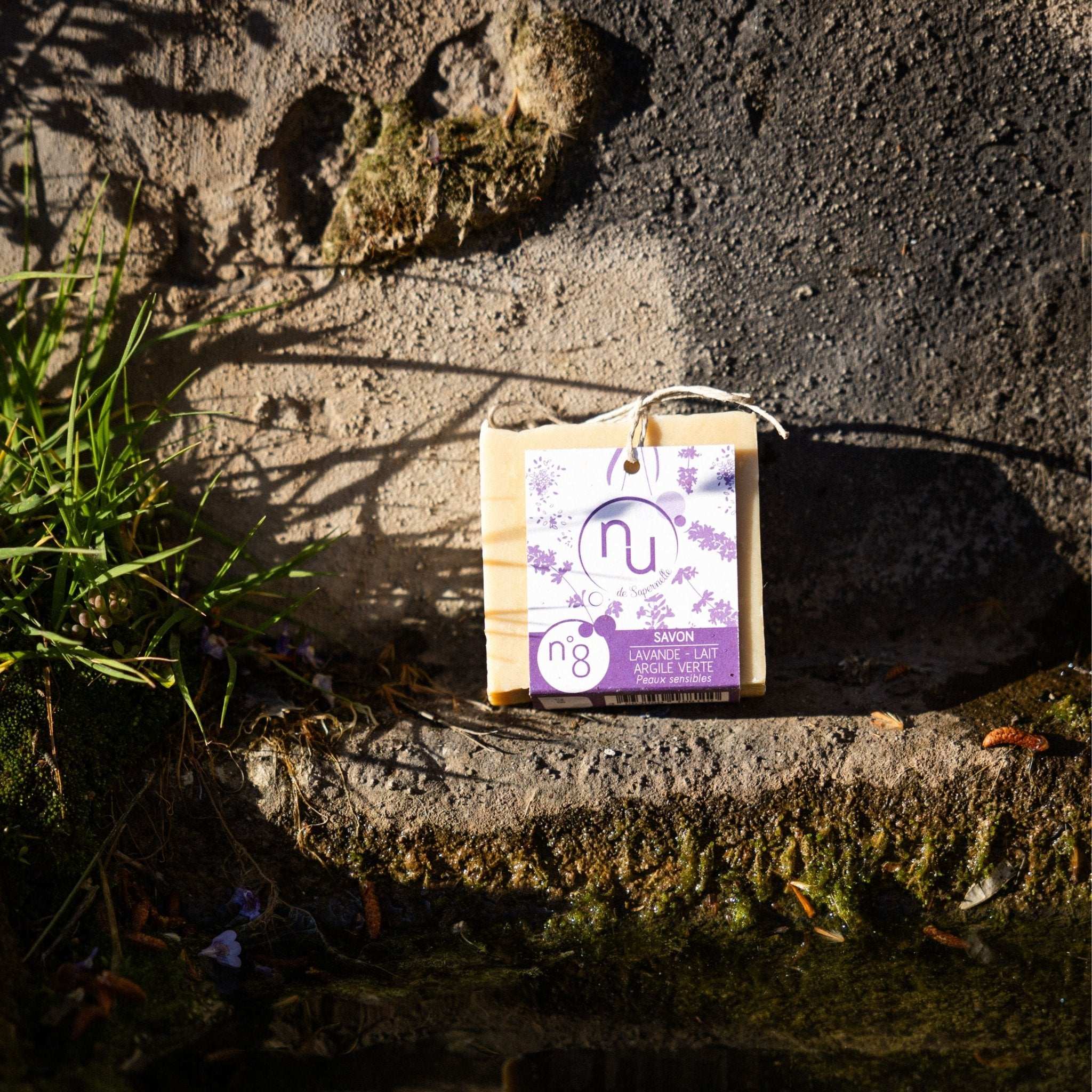 A bar of perfumed lavender soap from Provence, enriched with green clay and goat's milk, ideal for sensitive skin.