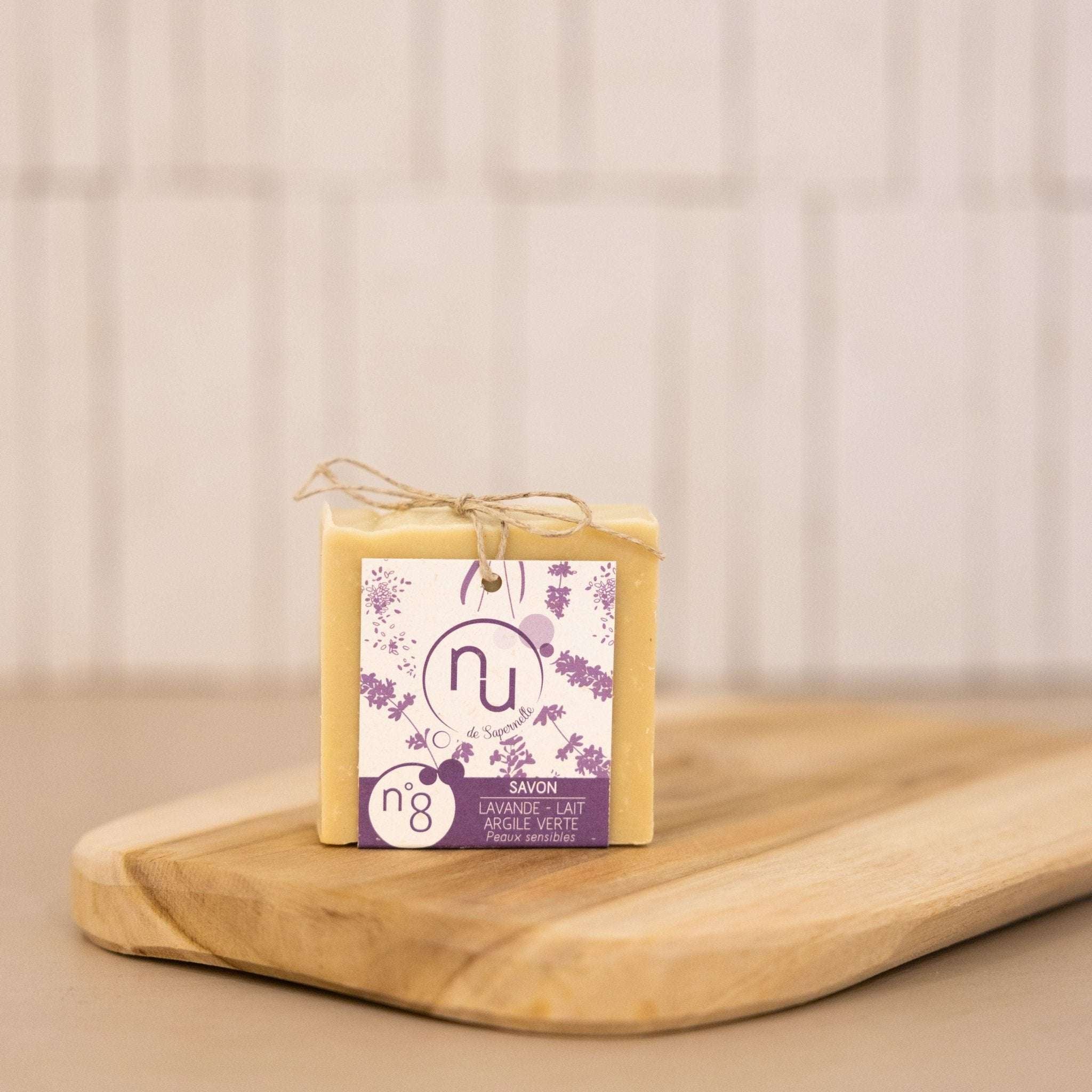 A bar of perfumed lavender soap from Provence, enriched with green clay and goat's milk, ideal for sensitive skin.
