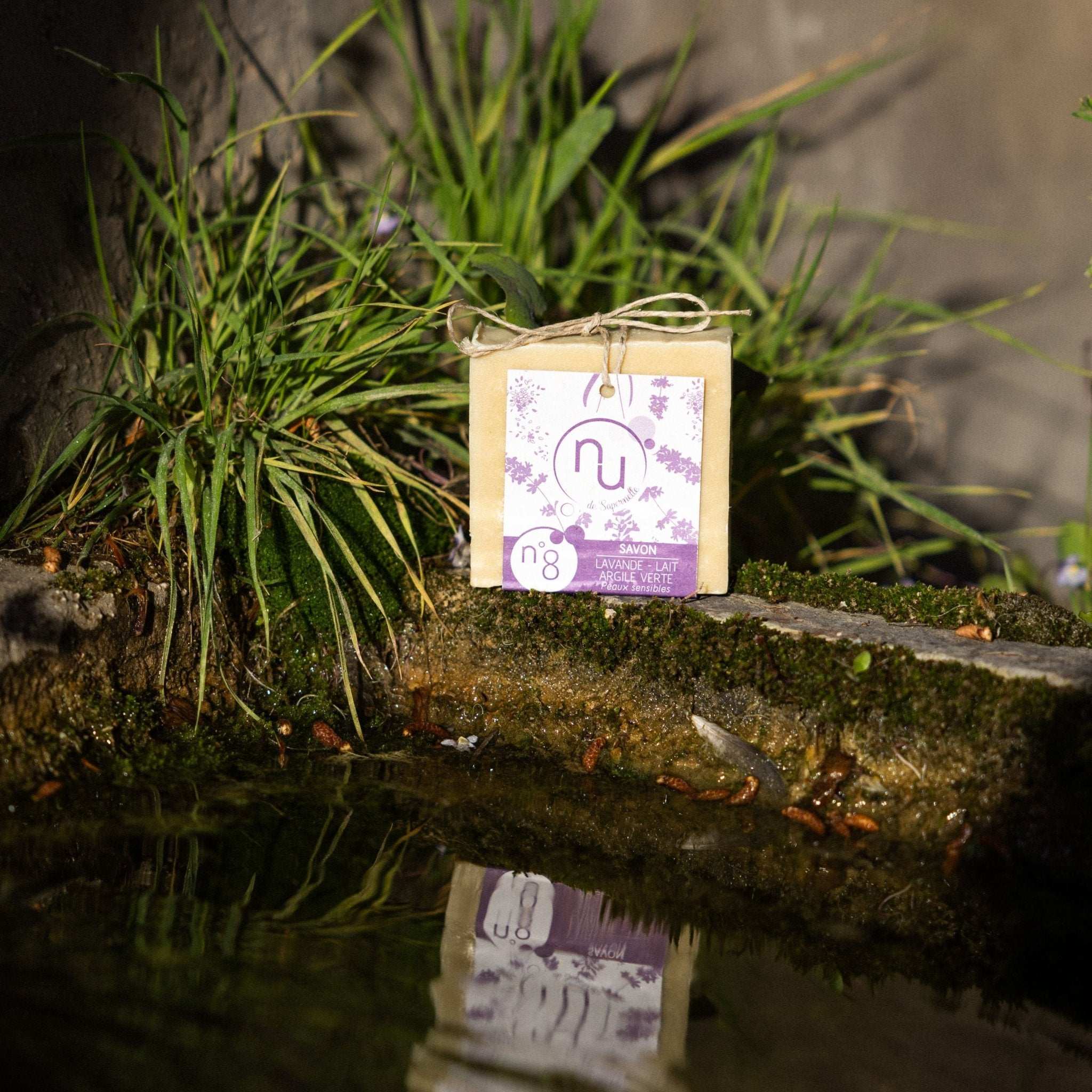 A bar of perfumed lavender soap from Provence, enriched with green clay and goat's milk, ideal for sensitive skin.