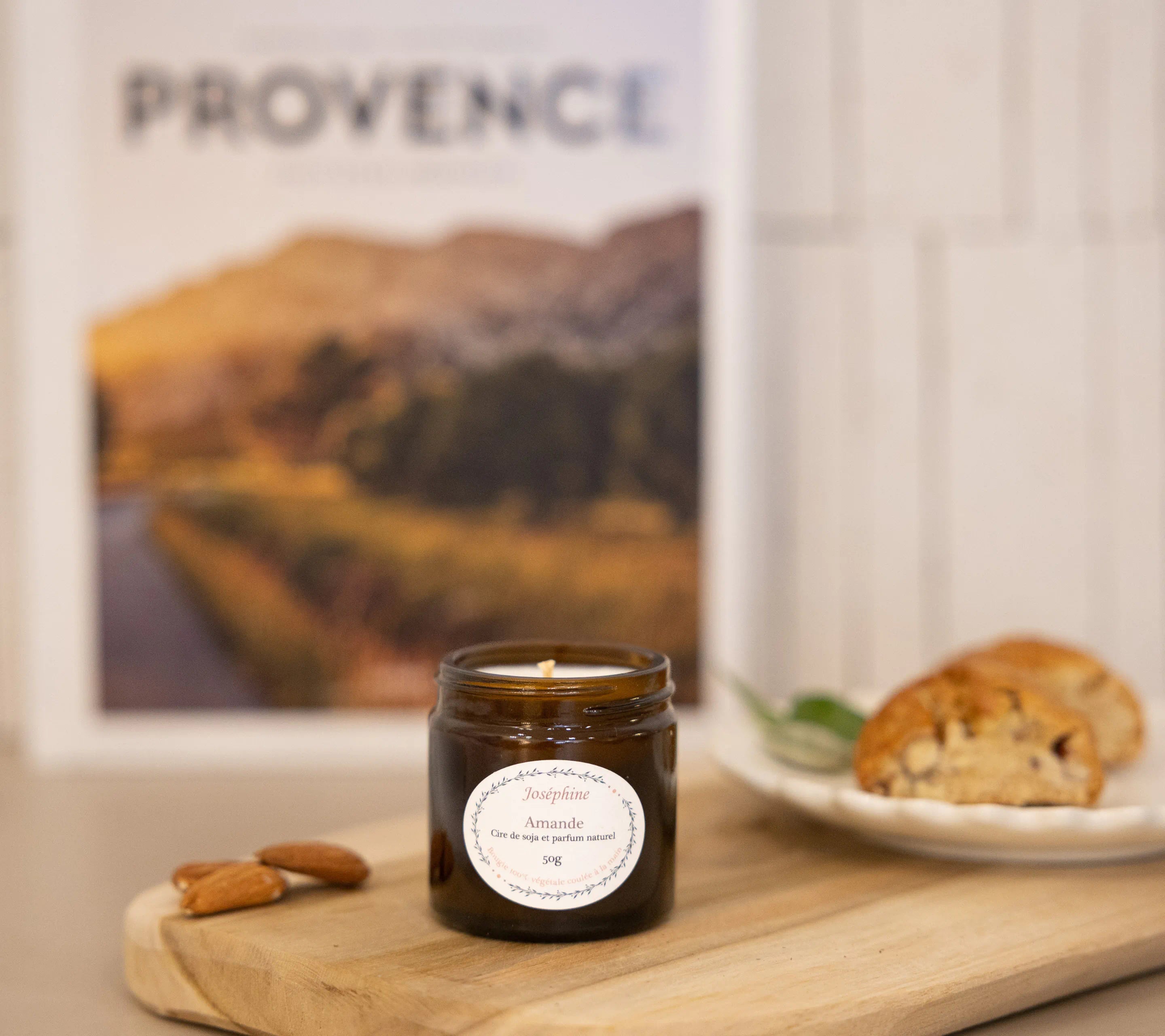 Joséphine almond scented candle paired with almond croquants for a Provençal moment
