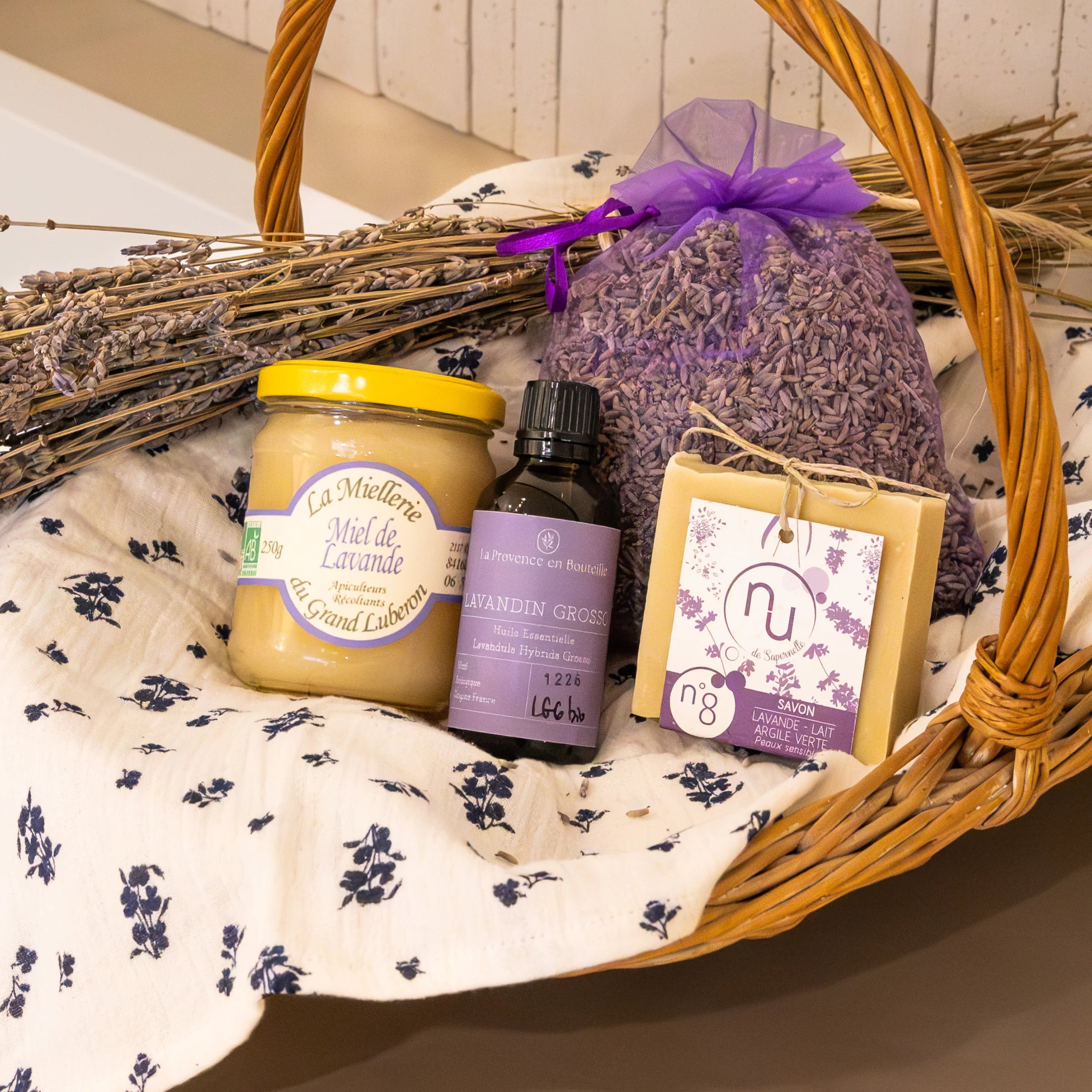 Discover Lavender Provençal gift box with lavender pouch, essential oil, soap and honey in a wicker basket with dried lavender