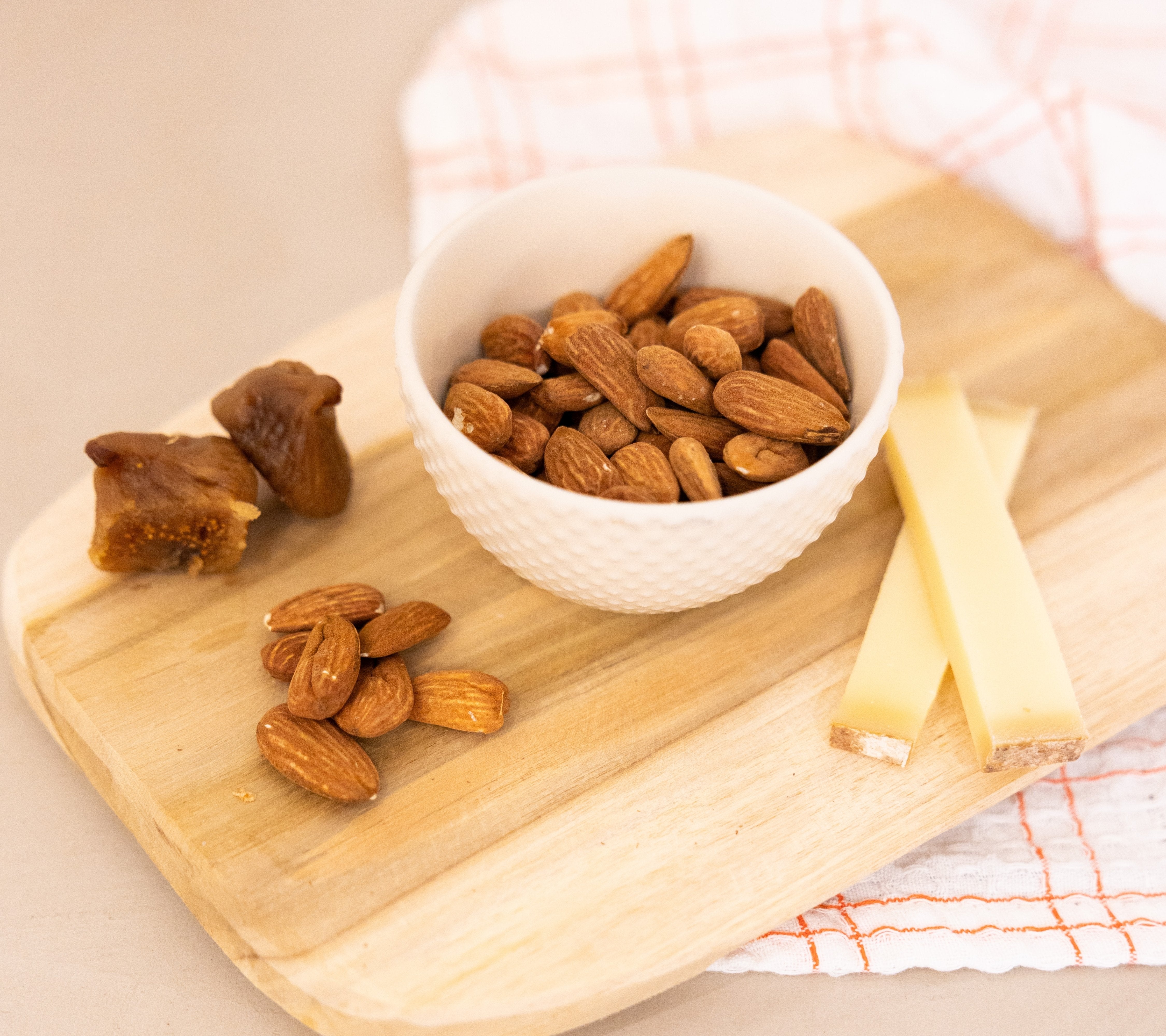 grilled-almonds-chant-amandes-perfect-pairing-snack - Céline en Provence