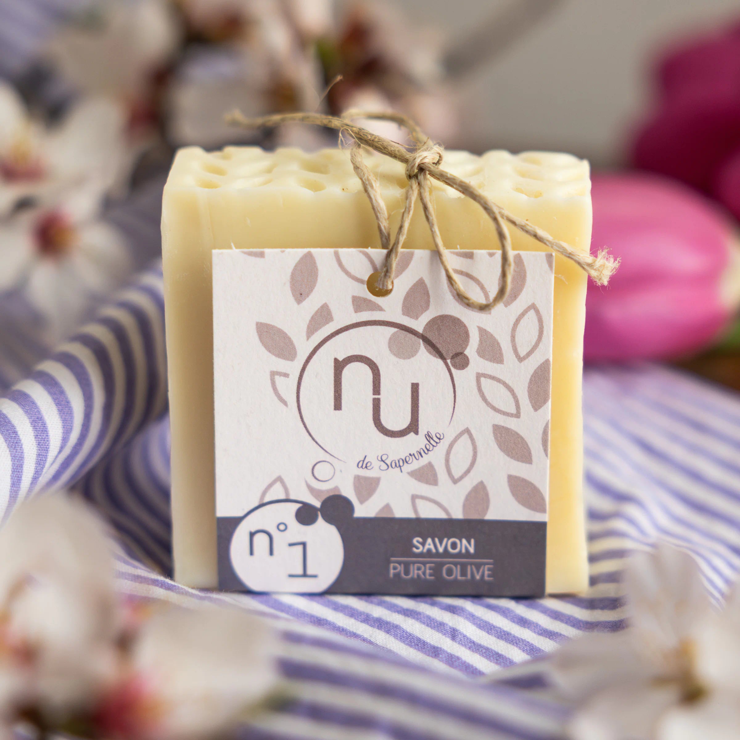 Nu de Sapernelle N°1 pure olive soap bar on wood with Provençal striped fabric