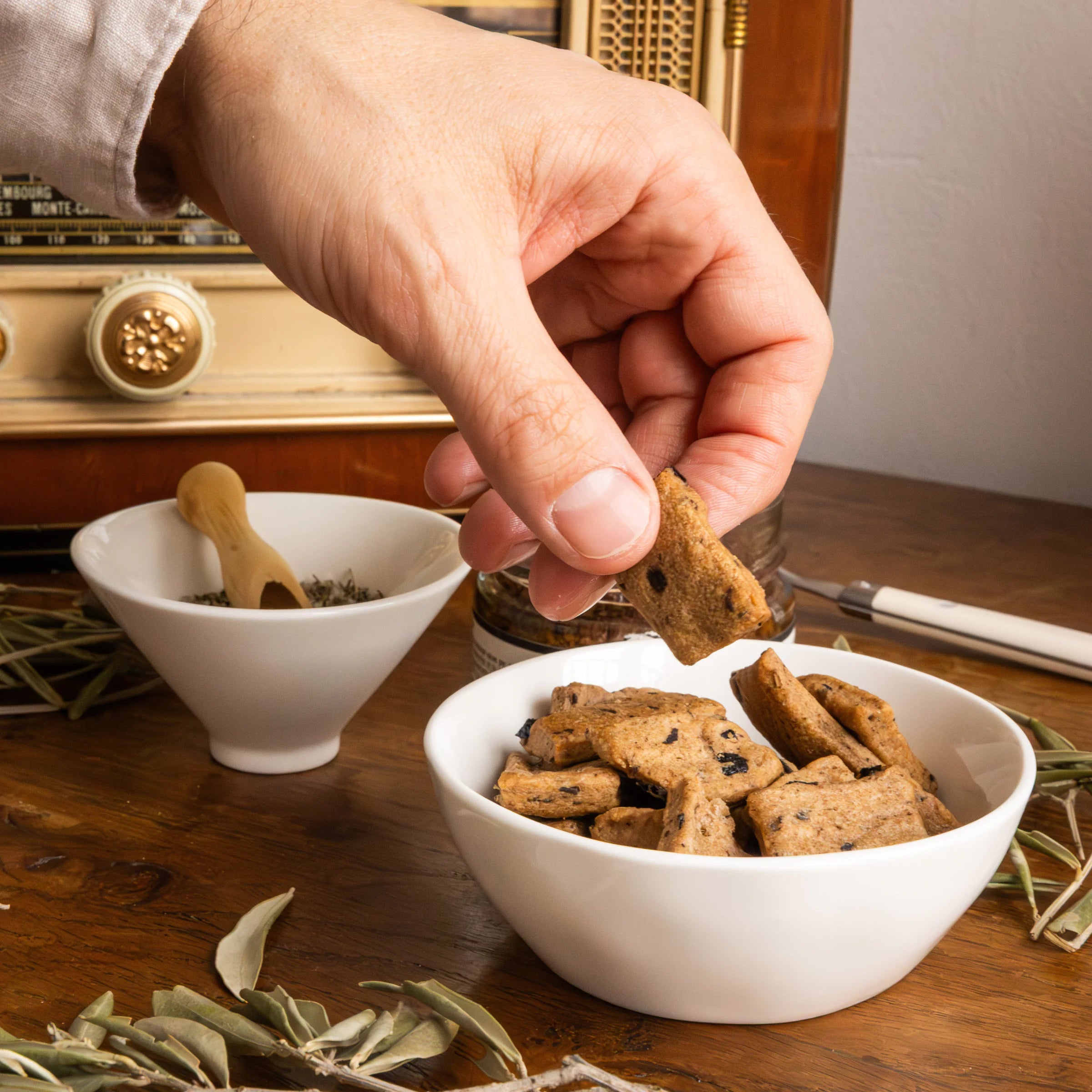 olives-provence-herbs-biscuits-hand-bowl-vintage-radio-provence-celine-en-provence