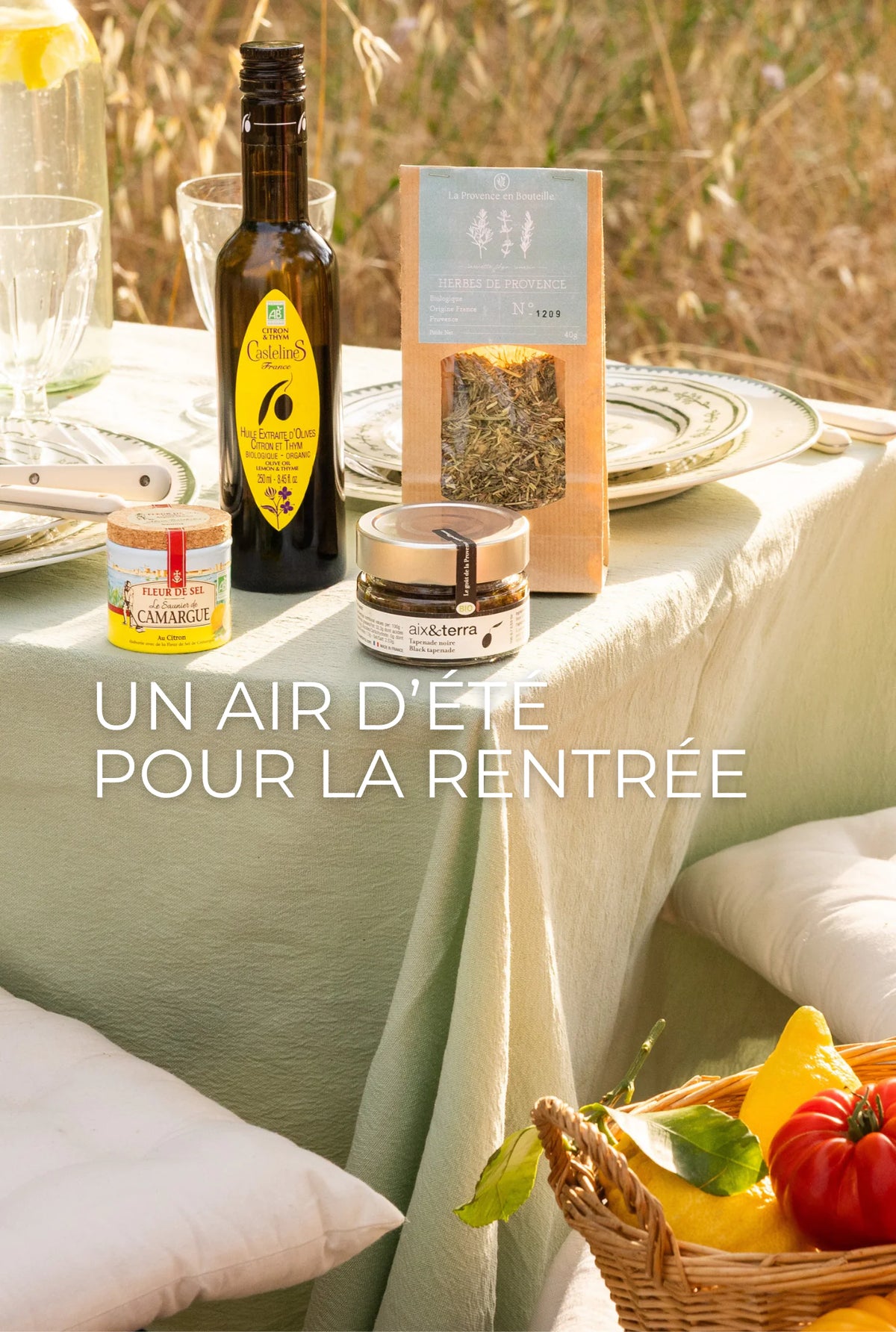 Un air d'été pour la rentrée, table provençale en plein air avec huile d'olive citron, herbes de Provence, Fleur de Sel et tapenade, collection été mobile.